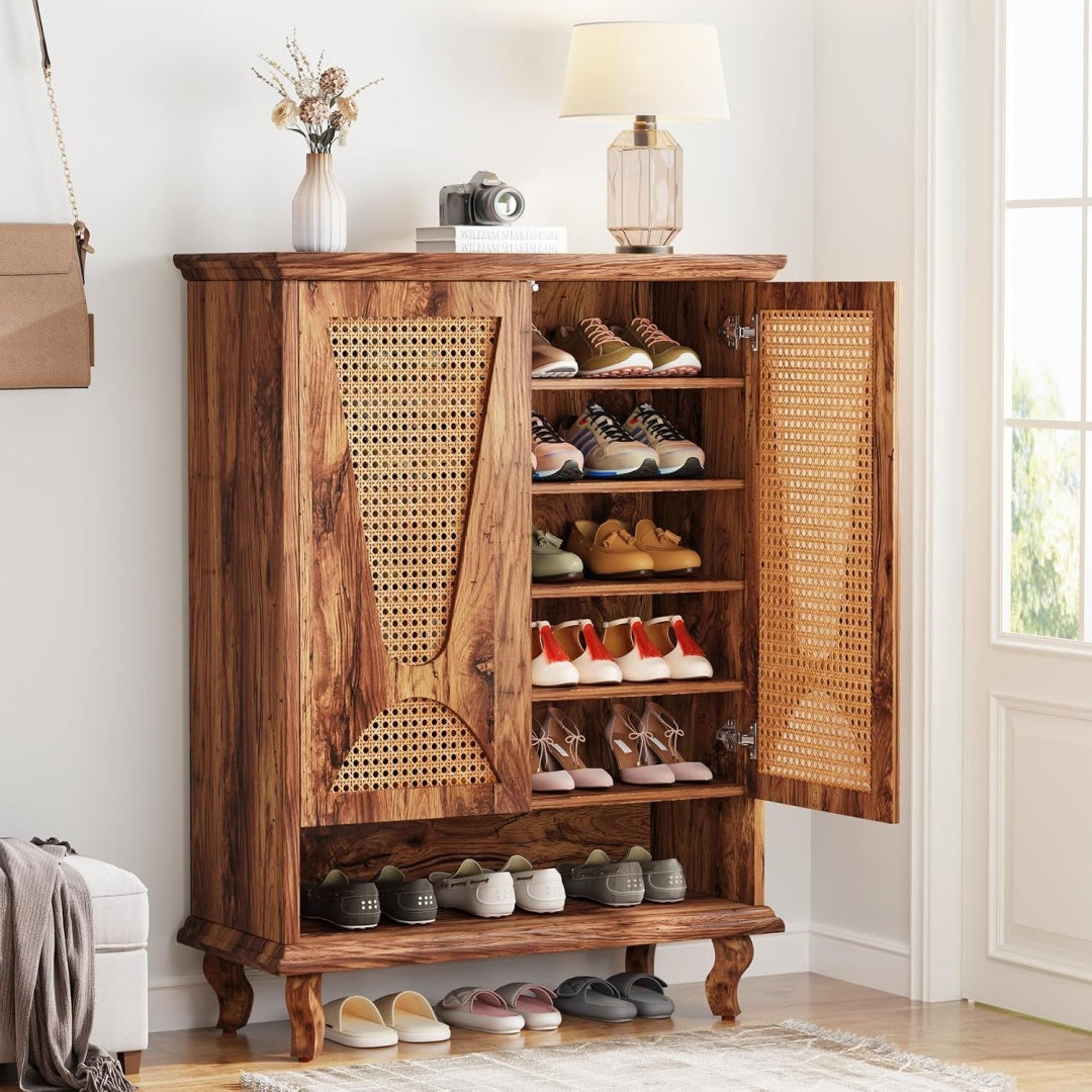 Une silhouette equilibree pour ce commode avec portes, avec etageres, teinte blanc et bois naturel