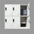 Une touche de caractere, armoire avec portes, aux accents metalliques dans un ton non determine
