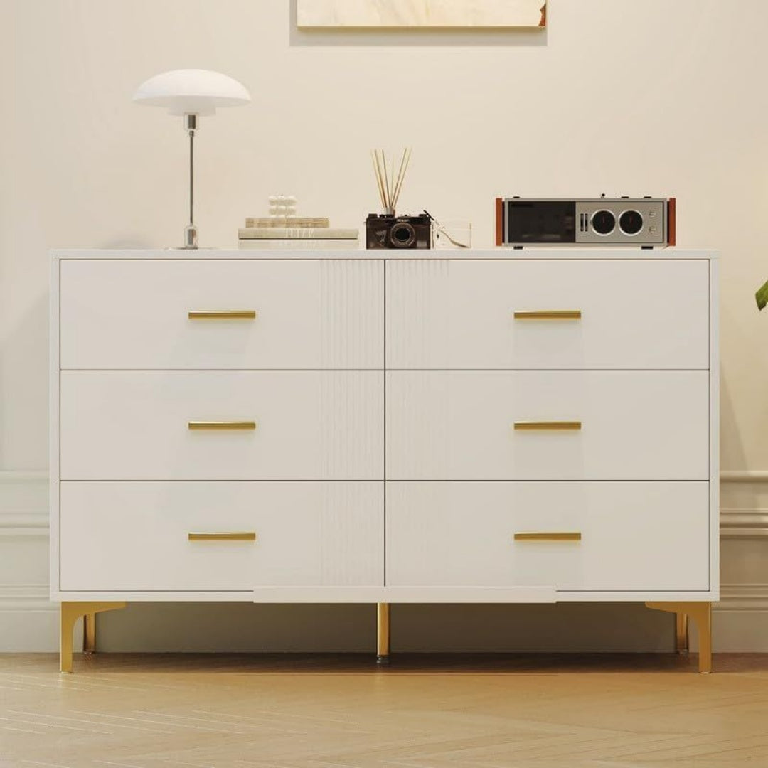 Une silhouette equilibree pour ce commode avec tiroirs, avec portes, teinte blanc et naturel