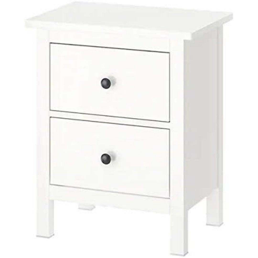 Une silhouette equilibree pour ce commode avec tiroirs, a l'aspect bois, teinte blanc et naturel