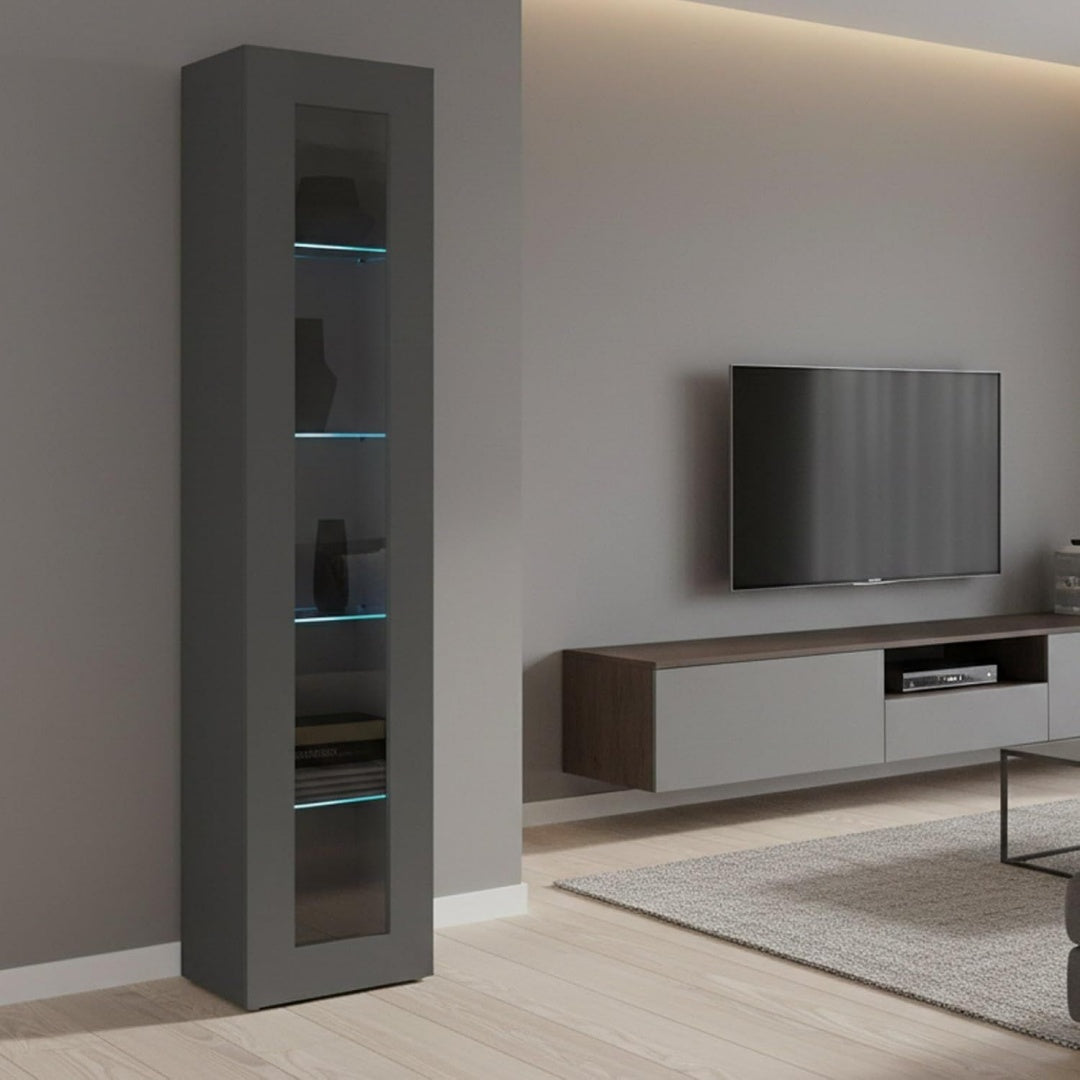 Une silhouette equilibree pour ce buffet avec portes, avec etageres, teinte bois naturel et vert
